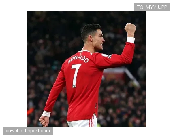 时隔三年重返老特拉福德，C罗作为评论员现身看台观战